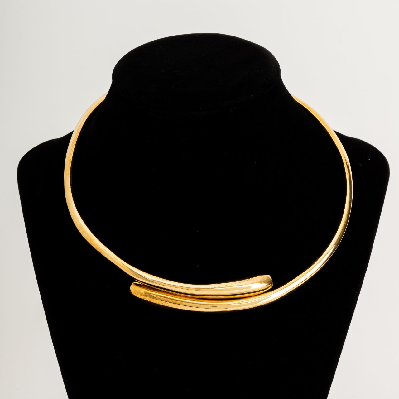 xr:d:DAFuivZHtms:134,j:3201340746842650374,t:23102710 Brass Choker handmade in Kenya - Image 1